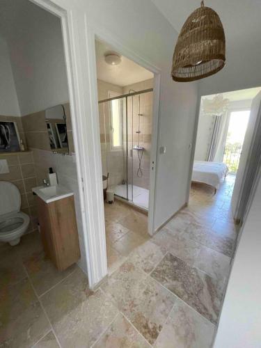 une salle de bain avec une douche, des toilettes et un lavabo dans l'établissement Anaïs, à LʼÎle-Rousse