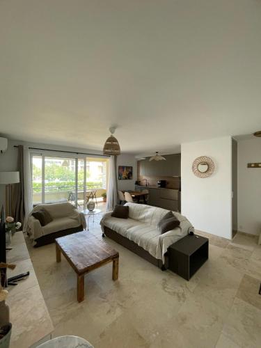 - un grand salon avec un lit et une table dans l'établissement Anaïs, à LʼÎle-Rousse