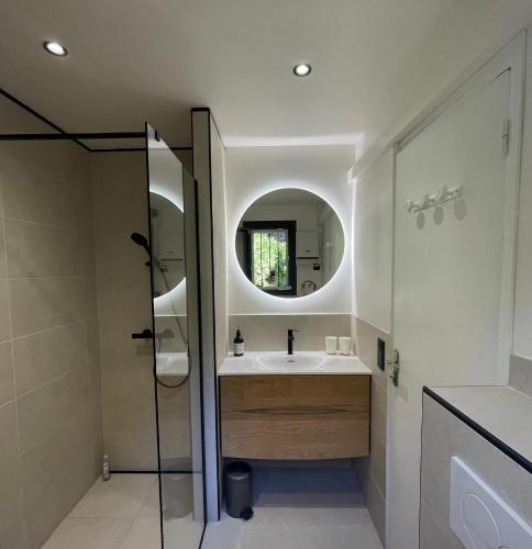 une salle de bain avec un lavabo et un miroir dans l'établissement La Villa Cavalaire, à Cavalaire-sur-Mer