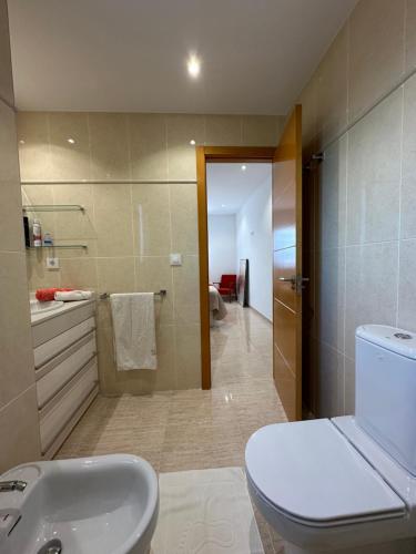 Et badeværelse på Apartamento NARANJA GANDIA GRAU