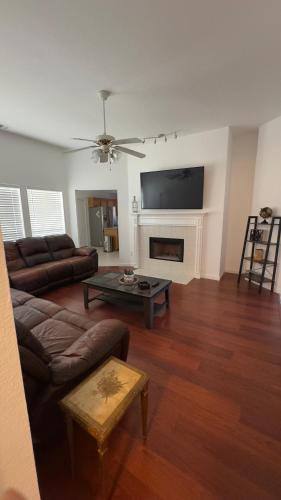 un salon avec un canapé et une cheminée dans l'établissement Cecilio Aurora home, à Duncanville