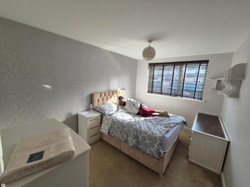 Katil atau katil-katil dalam bilik di Three bedroom house with a garden