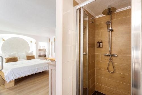 uma casa de banho com chuveiro e uma cama num quarto em Quinta da Relva - Soulful House em Mafra