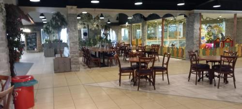 a dining room with tables and chairs in a restaurant at Fins Chalet op vakantiepark in Gramsbergen