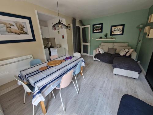 un salon avec une table et un canapé dans l'établissement 450m plage Bourdaines, à Seignosse