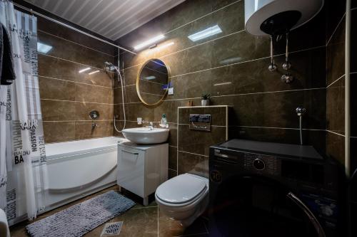 un bagno con un water, un lavandino e una vasca di Sea View Budva a Budua