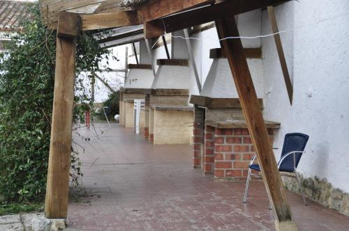 an empty patio with a chair next to a building at Amanecer en Campos in Población de Campos