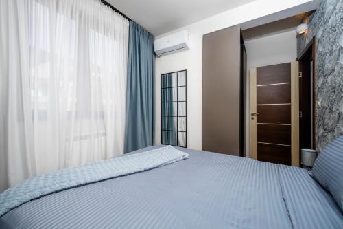 เตียงในห้องที่ Sea View Budva