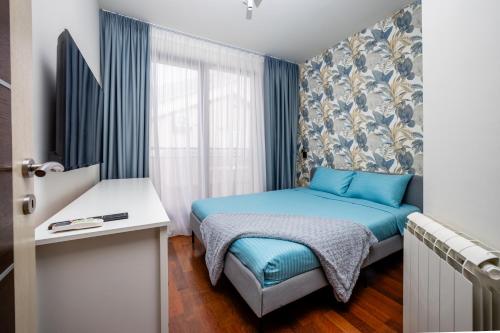 una piccola camera da letto con un letto e una finestra di Sea View Budva a Budua