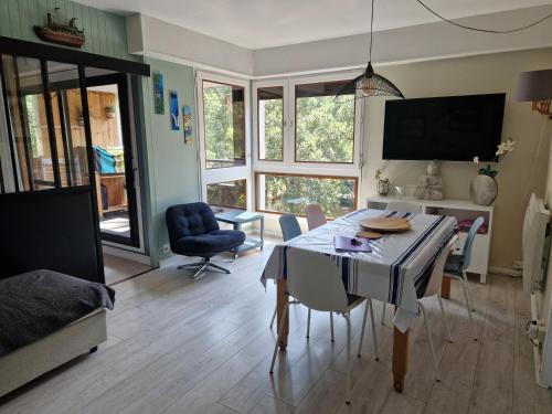 - un salon avec une table à manger et des chaises dans l'établissement 450m plage Bourdaines, à Seignosse