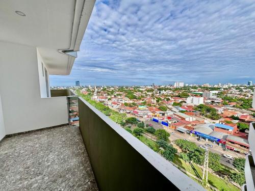 a balcony with a view of a city at Luxurious and Spacious Family Apartment in Curupau Isuto in Santa Cruz de la Sierra