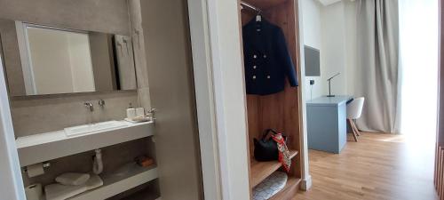 Bilik mandi di Elite Patras Suites