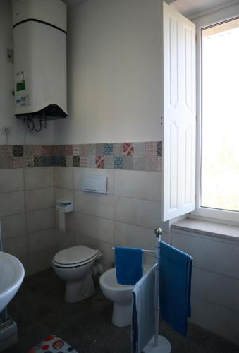 a bathroom with two toilets and a sink and a window at Casa Vacanze Cimorelli in Venafro