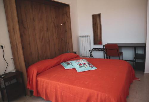 a bedroom with a red bed with a red blanket at Casa Vacanze Cimorelli in Venafro