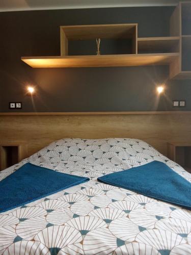 une chambre avec un lit avec des draps bleus et blancs dans l'établissement Mobile home cosy 6 personnes!, à Canet