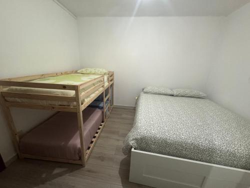 Cette petite chambre comprend des lits superposés. dans l'établissement Casa Montagna, à Scanno
