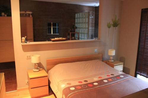 une chambre avec un lit et une grande fenêtre dans l'établissement Maison cottage, à Rochefort-du-Gard