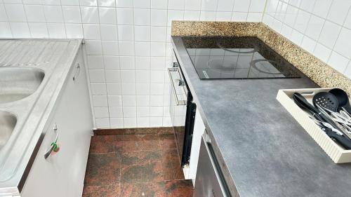 une cuisine avec un évier et un plan de travail dans l'établissement Mezzanine 17 Rue de la Fraternité 2 chambres avec parking, à Drancy