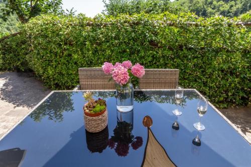 a table with a vase with flowers on it at Canto del Fiume in Ortignano Raggiolo