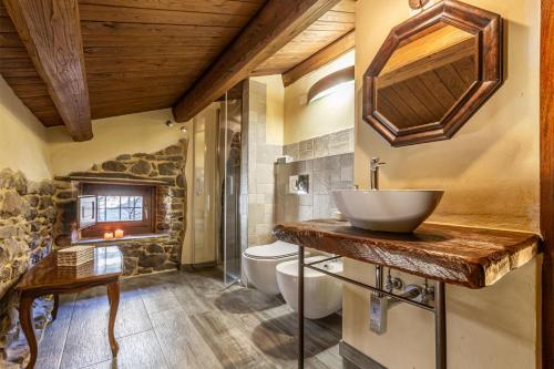 a bathroom with a sink and a toilet at Canto del Fiume in Ortignano Raggiolo