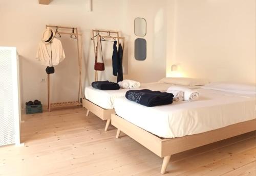 Postel nebo postele na pokoji v ubytování Home Poetry Studio La Spezia 5 terre Bernardino 1