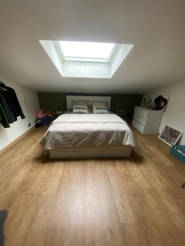 Ένα ή περισσότερα κρεβάτια σε δωμάτιο στο Maison au pied du Luberon