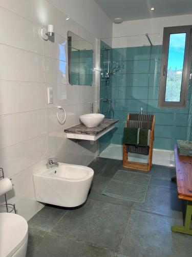 une salle de bain avec une baignoire, un lavabo et des toilettes dans l'établissement Le poisson qui recule - Maison et piscine dans parc arboré proche mer, à Sanary-sur-Mer