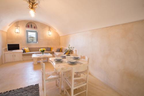 Μια τηλεόραση ή/και κέντρο ψυχαγωγίας στο Love Nest with hot tub, hammam & outdoor cinema
