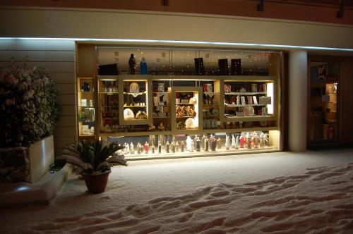 una tienda con una gran cantidad de productos expuestos en Hotel Villa San Pietro en San Giovanni Rotondo