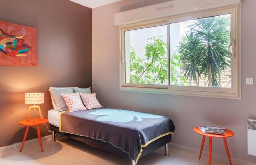 une chambre avec un lit et une fenêtre dans l'établissement T3 Luxury and private garden, à Porto-Vecchio