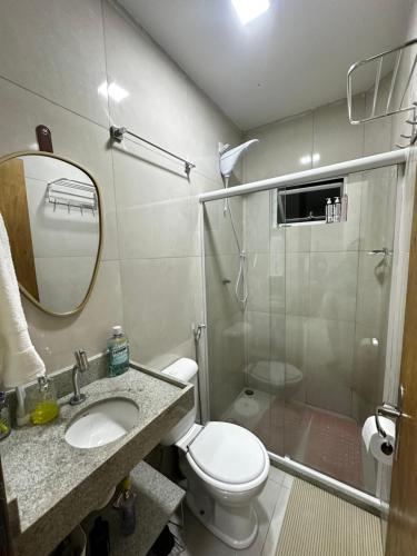 ein Badezimmer mit Dusche, Toilette und Waschbecken in der Unterkunft Topo da Montanha 205 in Chã Grande