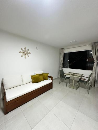 ein Wohnzimmer mit Sofa und Tisch in der Unterkunft Topo da Montanha 205 in Chã Grande