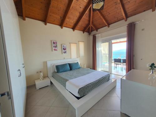 una camera da letto con un letto con vista sull'oceano di Anna Apartments a Sarandë
