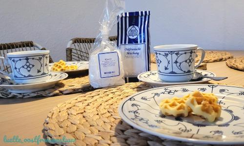 a table with a plate of food and two cups at luette oostfreesenstuuv in Holtgast