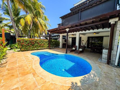 Der Swimmingpool an oder in der Nähe von Villas los cabos le suisse