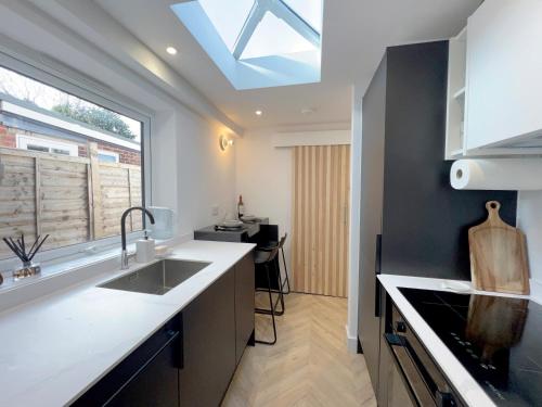 レディングにあるBoutique Double Room in Terrace Home - University Hospital City Centreのキッチン(シンク、天窓付)