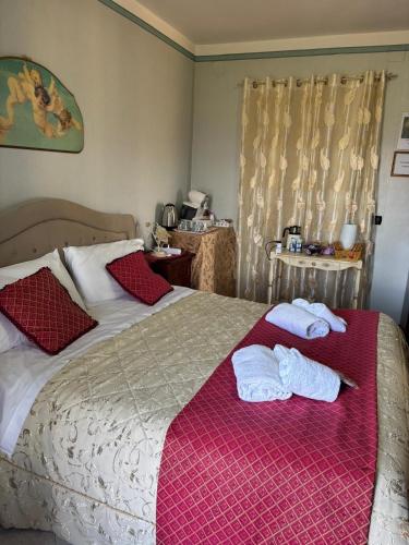 a bedroom with two towels on a bed at Appartamento senza cucina - Casale Michel in Arpino