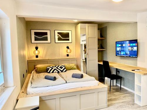 a bed in a room with a desk and a computer at Monte Poddasze I Ciasna ale wanna I 5 minut plaża in Sopot