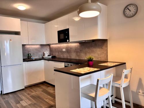 New apt, parking in garage in matador resident