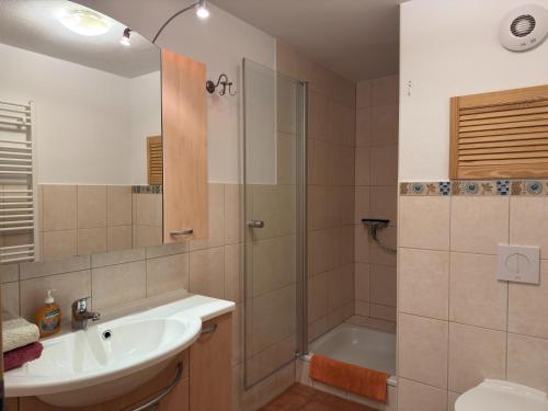 Bilik mandi di Wohnung in Wiek nahe Juliusruh Strand