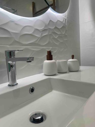 - un lavabo dans la salle de bains avec deux distributeurs de savon dans l'établissement A Casetta Di Oletta, à Oletta