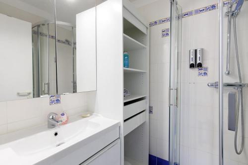 une salle de bain avec un lavabo et une douche dans l'établissement Suite 842 - Vue Mer-Terrasse-Plage-Clim-Parking, à Cannes
