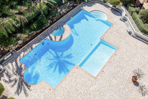 - une vue sur la grande piscine dans l'établissement Suite 842 - Vue Mer-Terrasse-Plage-Clim-Parking, à Cannes