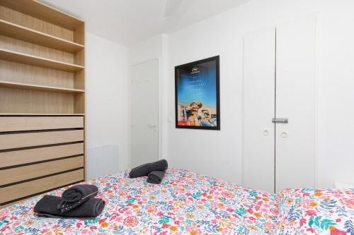 une chambre avec un lit avec un chapeau dessus dans l'établissement Suite 842 - Vue Mer-Terrasse-Plage-Clim-Parking, à Cannes