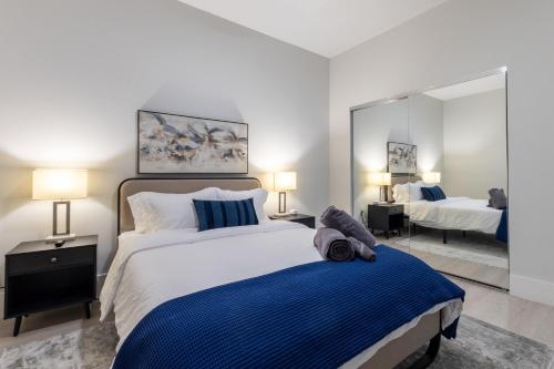 a bedroom with a large bed and a large mirror at Chique Loft 15 Min from NYC with City View & Pool in Jersey City
