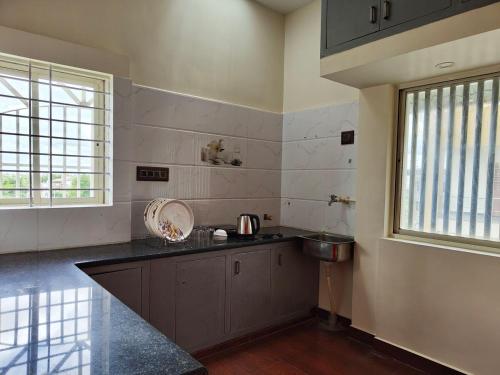 Kuchyň nebo kuchyňský kout v ubytování Galaxy Homestay 4Bhk