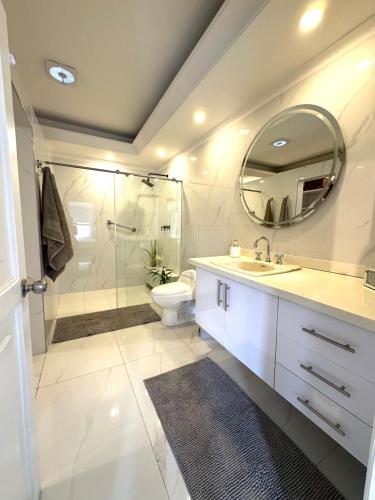 a bathroom with a shower and a sink and a toilet at House surrounded by nature in Cali