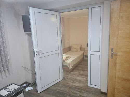 an open door to a room with a bed at Къща за гости Теяна in Tryavna