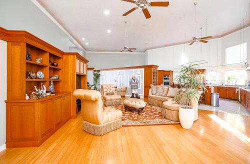 a large living room with a couch and a table at New Skagit Tulip Farm Estate 3 beds 2 baths in Mount Vernon