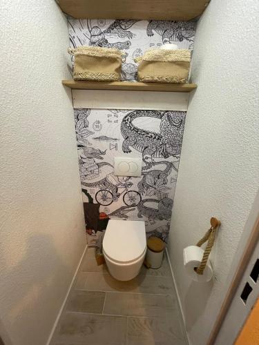 Elle comprend une petite salle de bains pourvue de toilettes. dans l'établissement Appartement au pied du port, à Canet